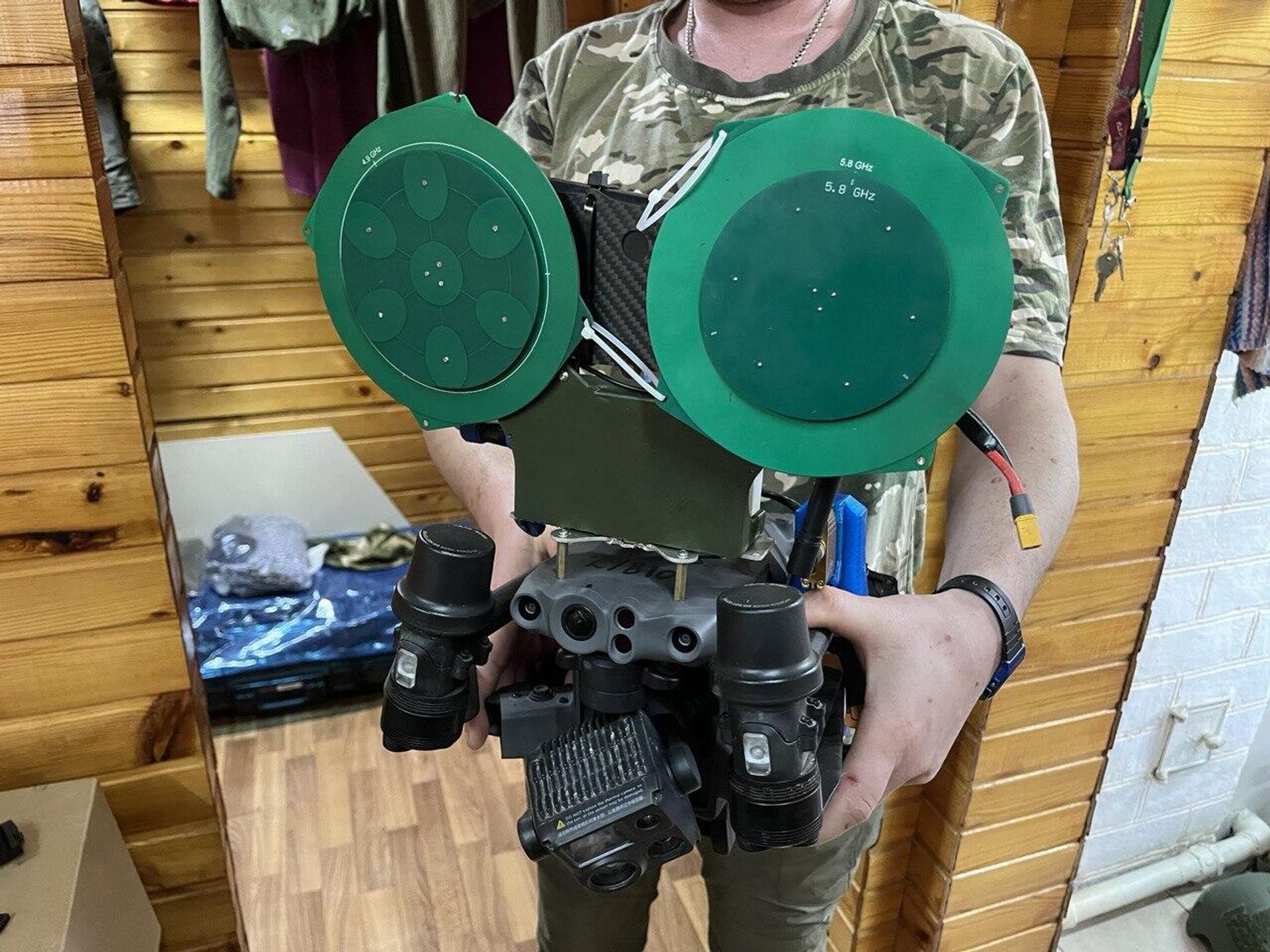 Галей демонстрирует воздушный ретранслятор