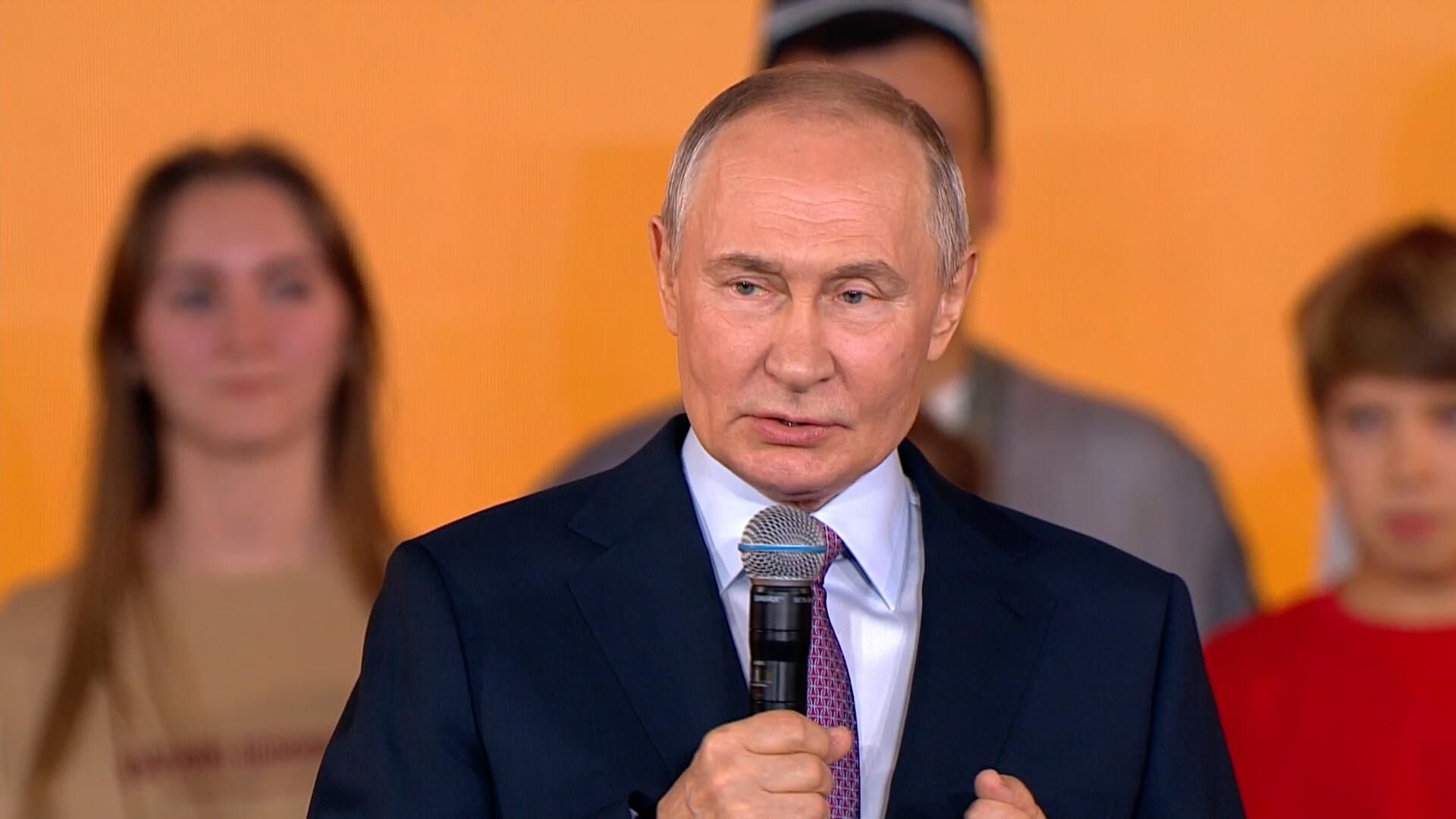 Обращение Путина к волонтерам на форуме Мы вместе Обращение Путина к волонтерам на форуме Мы вместе - РИА Новости, 1920, 05.12.2024