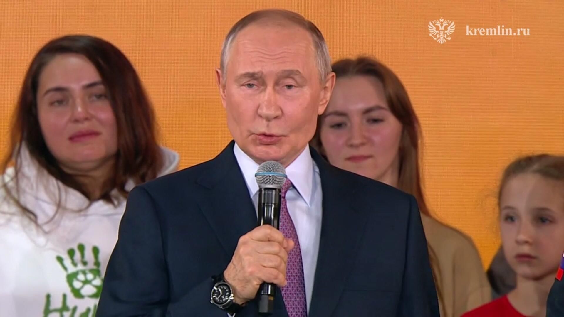 Путин: Низкий поклон всем людям, кто исполняет свой долг перед нашим Отечеством Путин: Низкий поклон всем людям, кто исполняет свой долг перед нашим Отечеством - РИА Новости, 1920, 05.12.2024