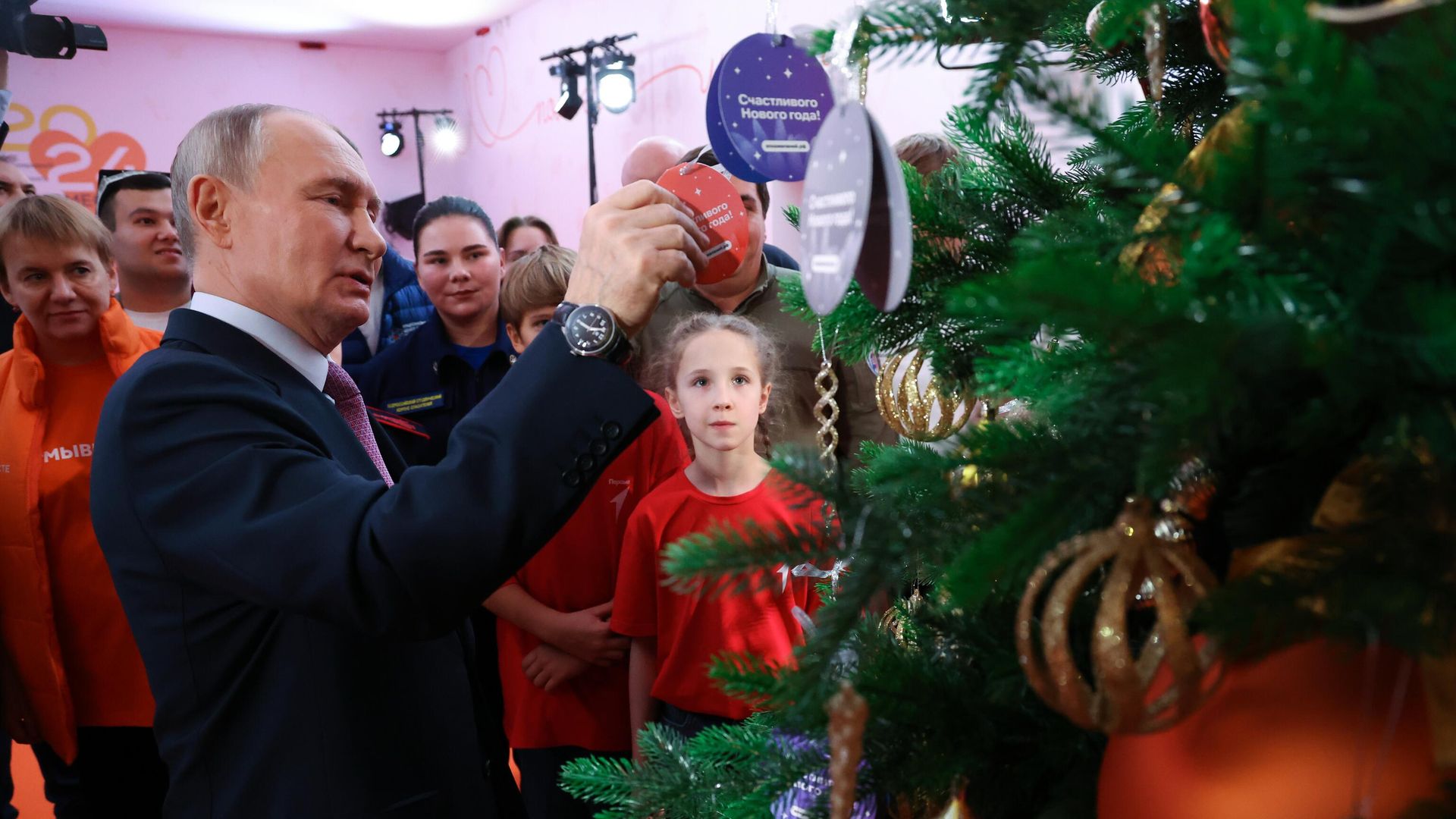 Владимир Путин принимает участие во всероссийской благотворительной акции Елка желаний Владимир Путин принимает участие во всероссийской благотворительной акции Елка желаний - РИА Новости, 1920, 05.01.2026