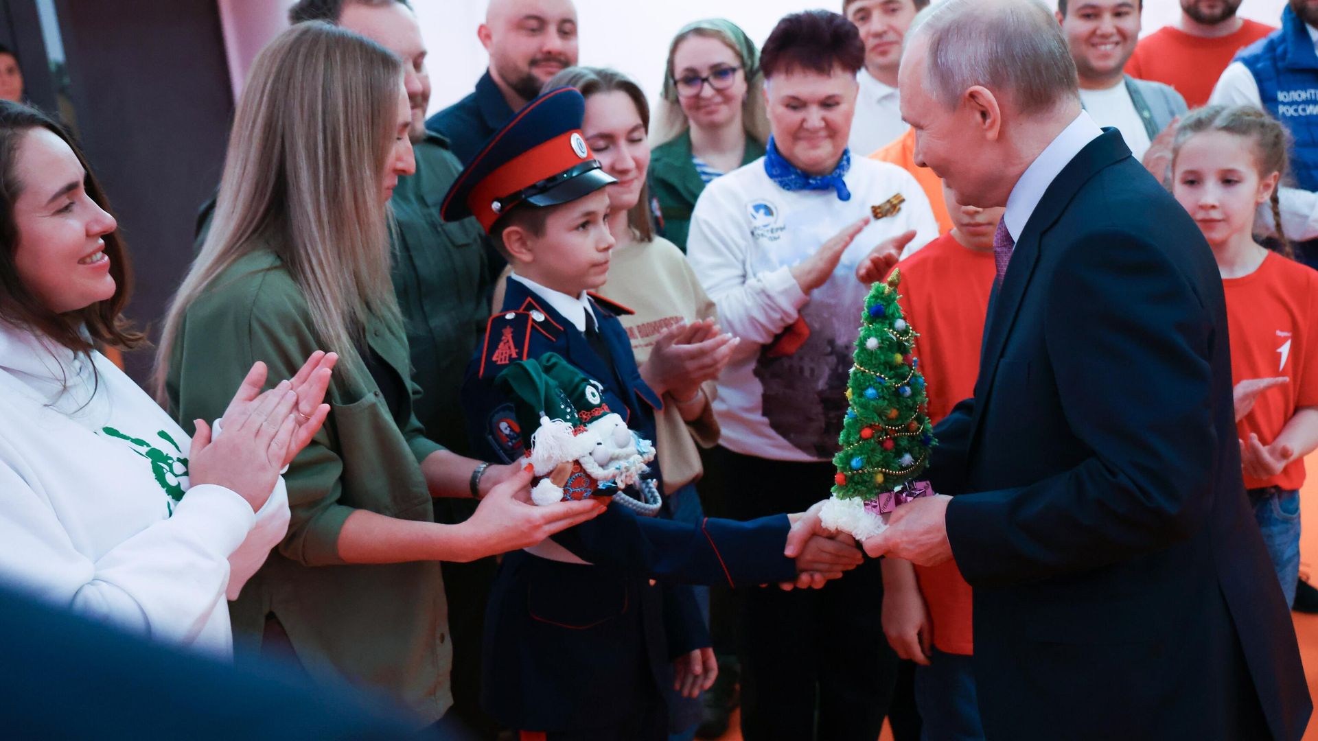 Владимир Путин принимает участие во всероссийской благотворительной акции Елка желаний в рамках Международного форума гражданского участия #МЫВМЕСТЕ Владимир Путин принимает участие во всероссийской благотворительной акции Елка желаний в рамках Международного форума гражданского участия #МЫВМЕСТЕ - РИА Новости, 1920, 05.12.2024