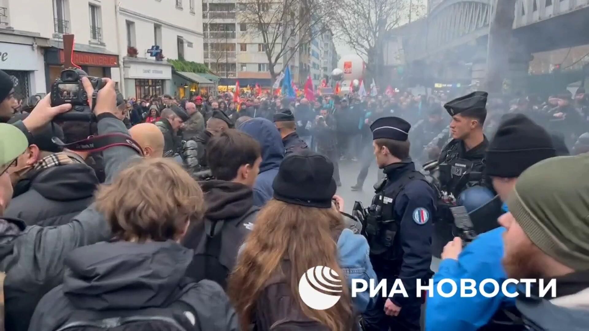 Массовые манифестации во Франции после отставки премьера - РИА Новости, 1920, 05.12.2024