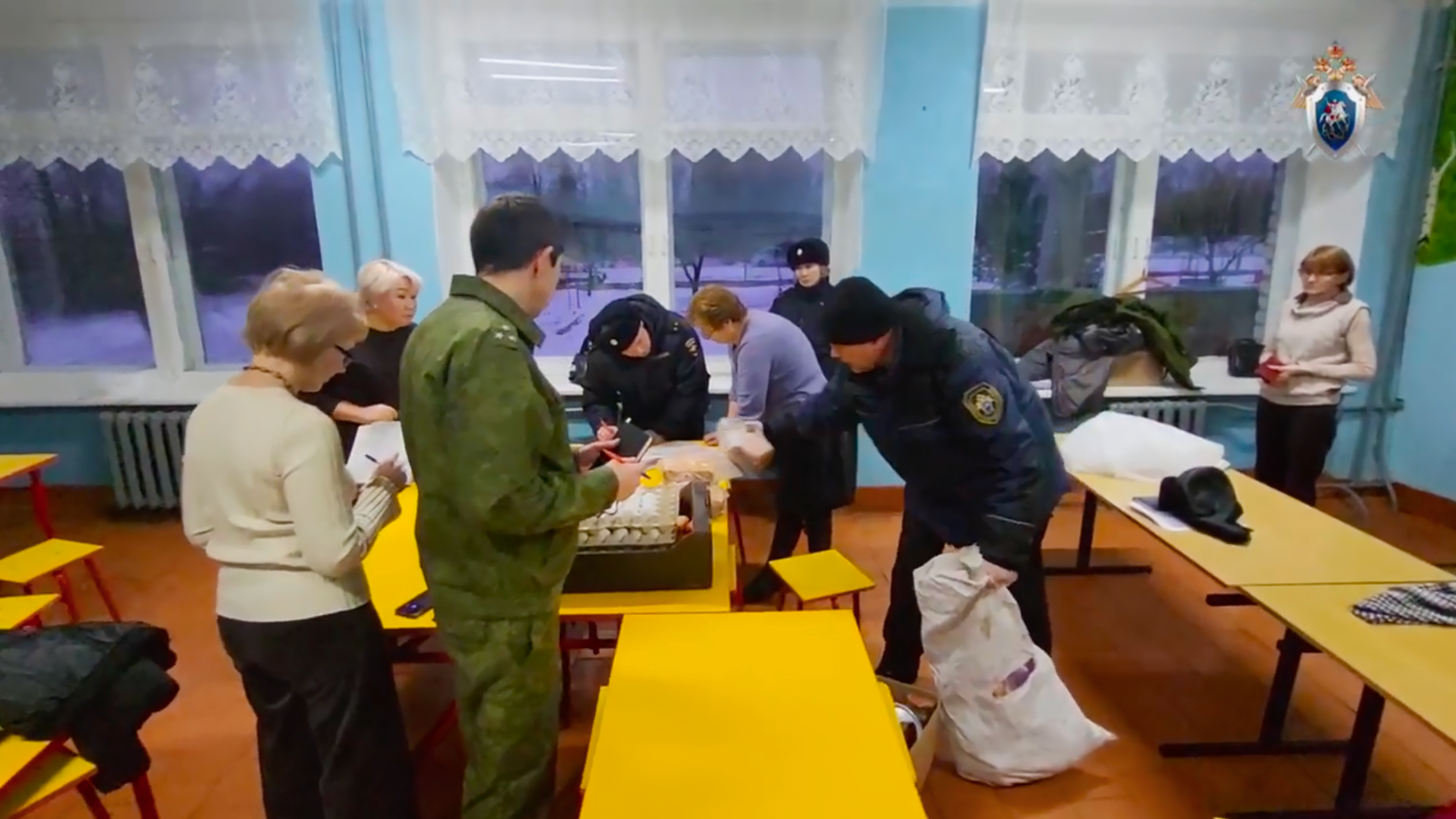 Сотрудники правоохранительных органов проводят проверку в школе Чувашии, где произошло массовое отравление учащихся - РИА Новости, 1920, 06.12.2024