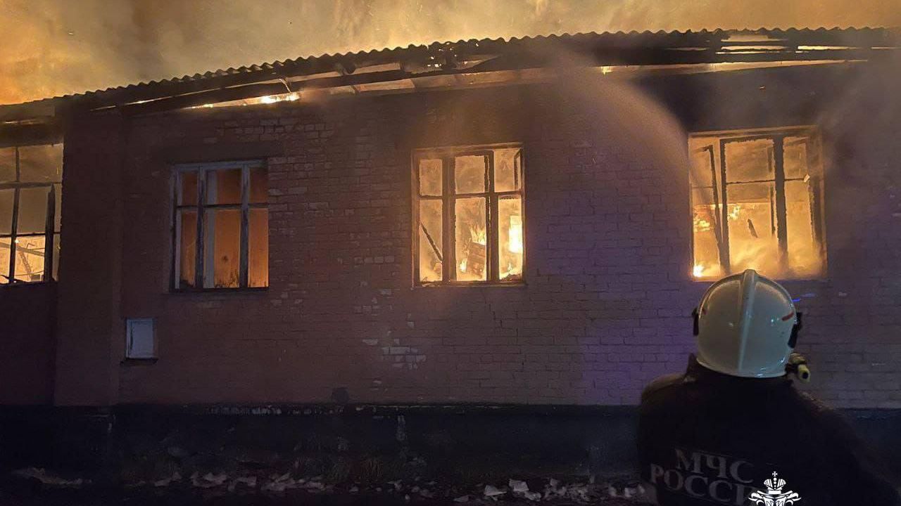 Сотрудники МЧС тушат пожар в санатории в Игуменке, Тверская область Сотрудники МЧС тушат пожар в санатории в Игуменке, Тверская область - РИА Новости, 1920, 06.12.2024