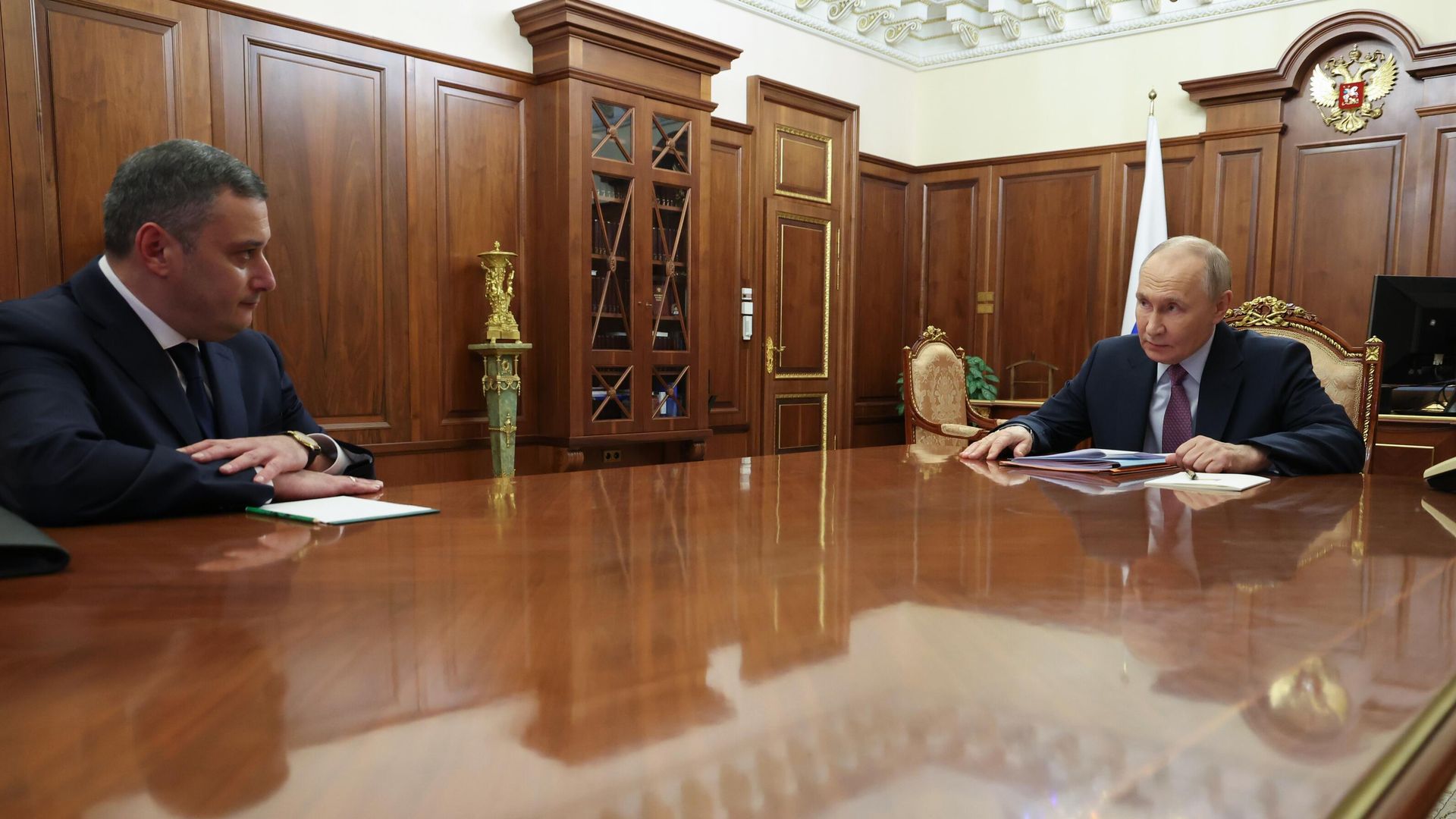 Президент РФ Владимир Путин и временно исполняющий обязанности губернатора Курской области Александр Хинштейн во время встречи Президент РФ Владимир Путин и временно исполняющий обязанности губернатора Курской области Александр Хинштейн во время встречи - РИА Новости, 1920, 05.12.2024