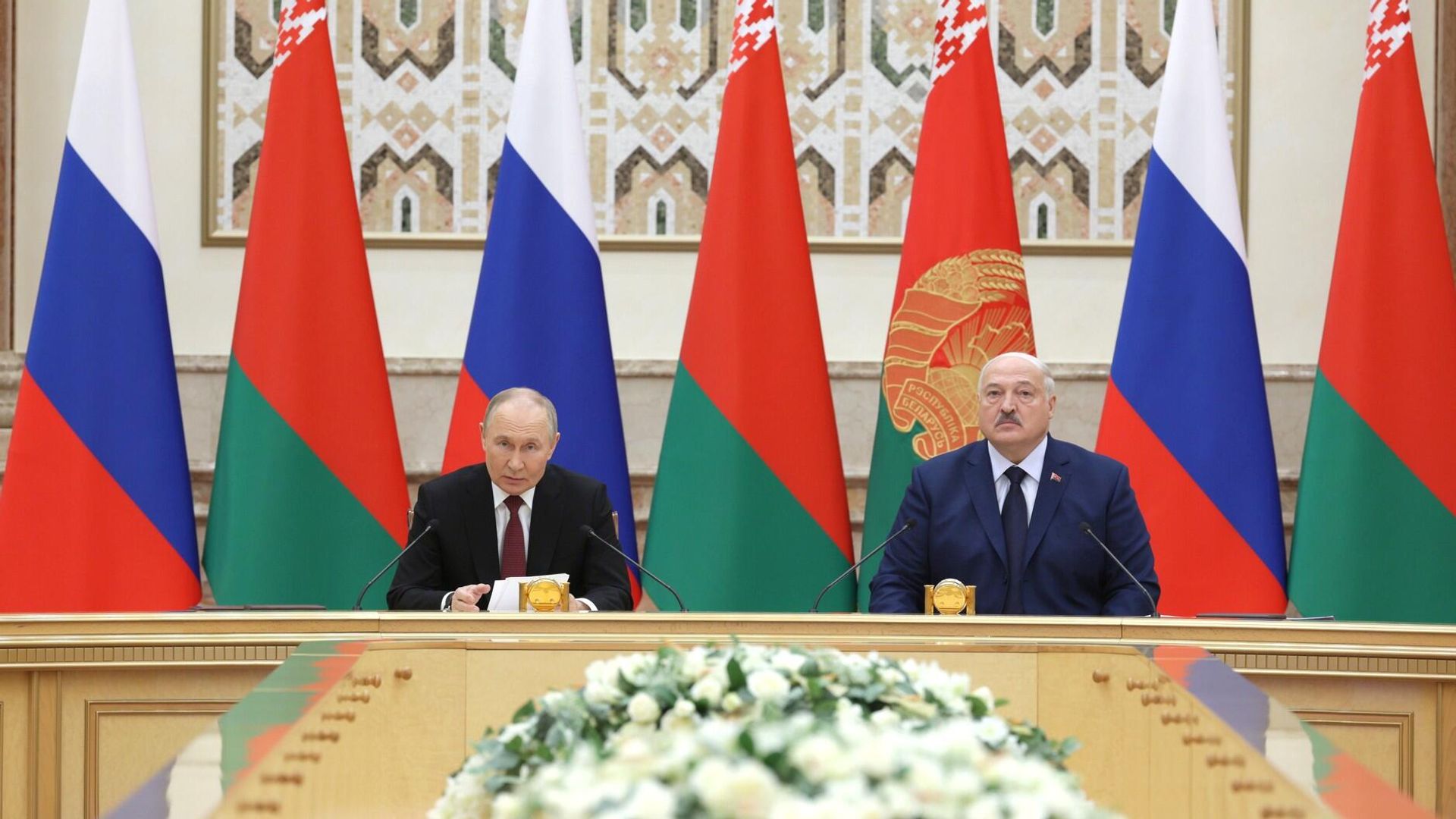 Президент РФ Владимир Путин и президент Белоруссии Александр Лукашенко во время заседания Высшего Государственного Совета Союзного государства Президент РФ Владимир Путин и президент Белоруссии Александр Лукашенко во время заседания Высшего Государственного Совета Союзного государства - РИА Новости, 1920, 06.12.2024