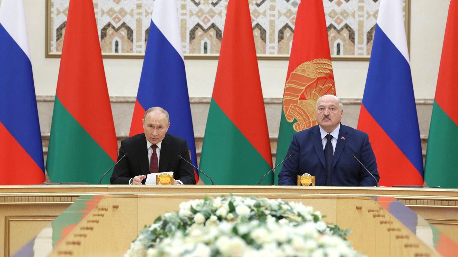 Президент РФ Владимир Путин и президент Белоруссии Александр Лукашенко во время заседания Высшего Государственного совета Союзного государства Президент РФ Владимир Путин и президент Белоруссии Александр Лукашенко во время заседания Высшего Государственного совета Союзного государства - РИА Новости, 1920, 08.12.2024