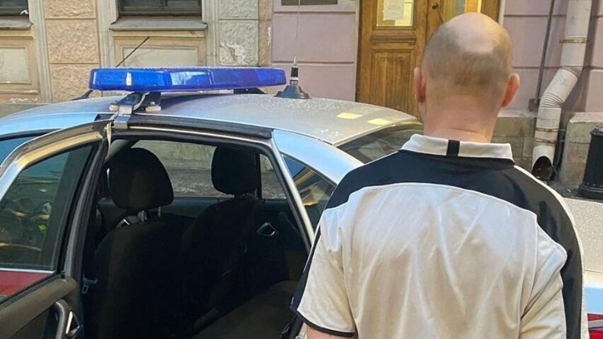 В Петербурге задержали жителя Подмосковья, решившего посидеть на троне в Эрмитаже. 6 декабря 2024 года В Петербурге задержали жителя Подмосковья, решившего посидеть на троне в Эрмитаже. 6 декабря 2024 года - РИА Новости, 1920, 06.12.2024