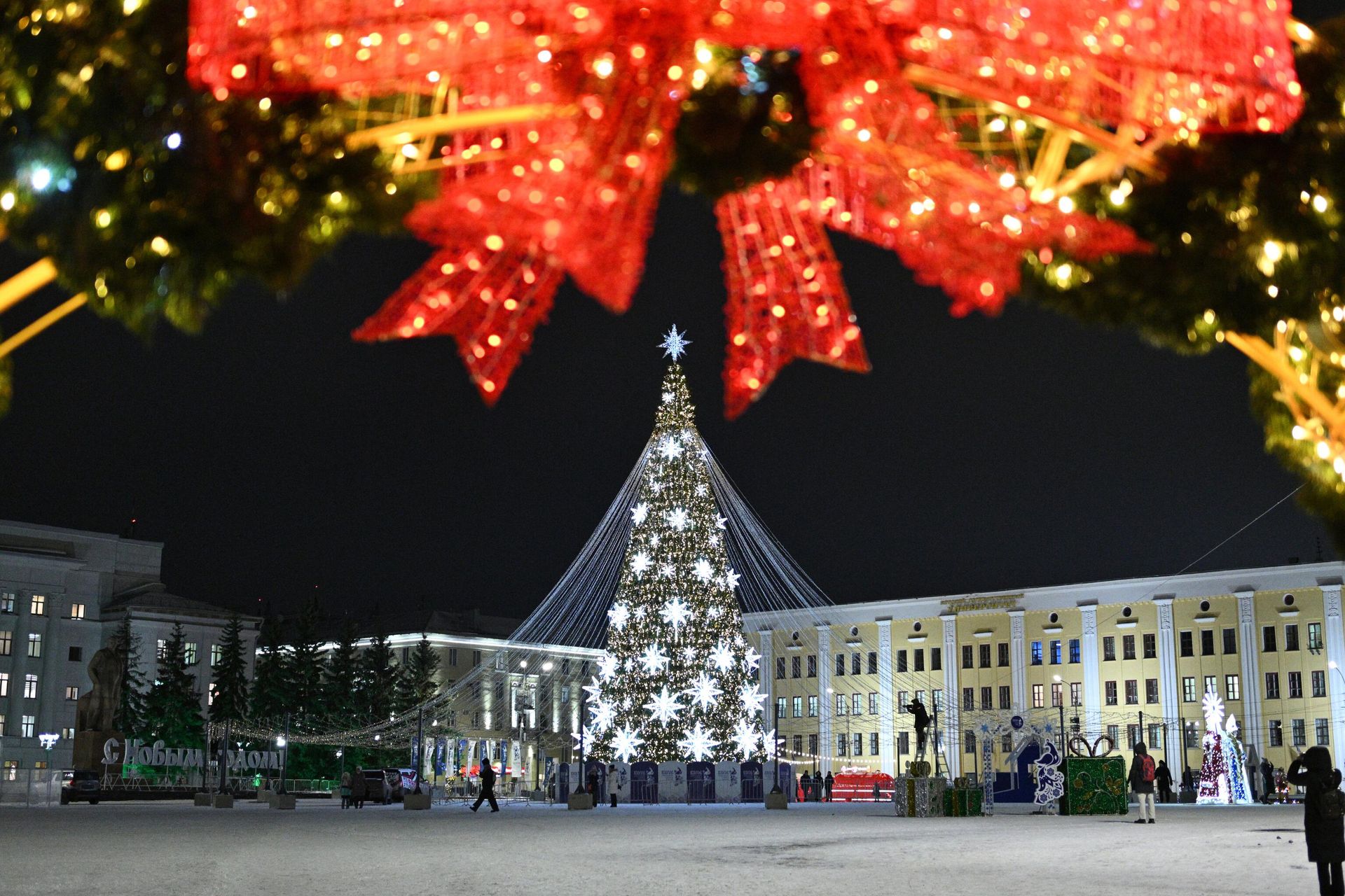Главная елка на Театральной площади в Кирове Главная елка на Театральной площади в Кирове - РИА Новости, 1920, 28.08.2026