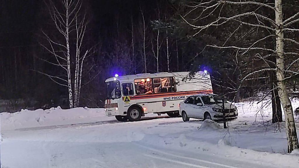 Автобус МЧС у шахты Алардинская на Кузбассе Автобус МЧС у шахты Алардинская на Кузбассе - РИА Новости, 1920, 09.12.2024