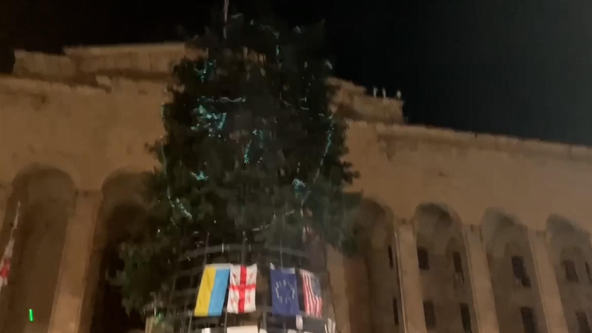 Елка у парламента Грузии с лозунгами и флагами Украины и США Елка у парламента Грузии с лозунгами и флагами Украины и США - РИА Новости, 1920, 09.12.2024