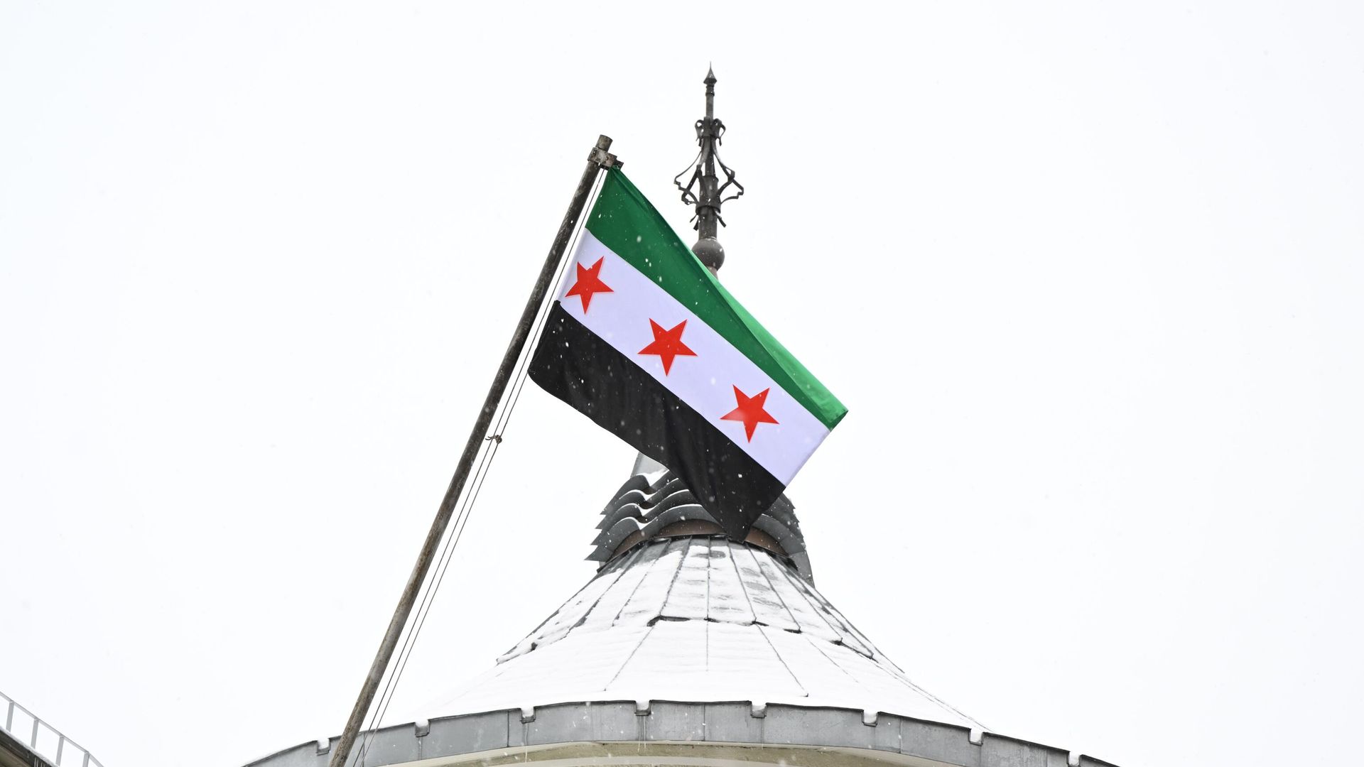 Новый флаг Сирии установили на здании посольства страны в Москве - РИА Новости, 1920, 24.01.2025