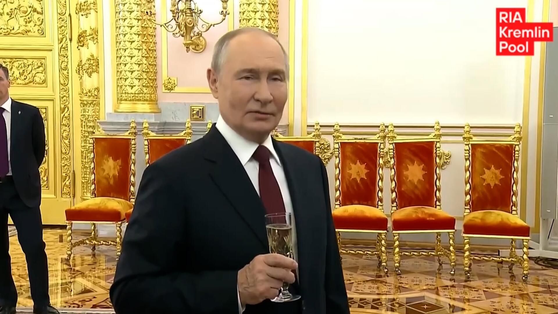 C бокалом шампанского: Путин пообщался с Героями Отечества C бокалом шампанского: Путин пообщался с Героями Отечества - РИА Новости, 1920, 09.12.2024