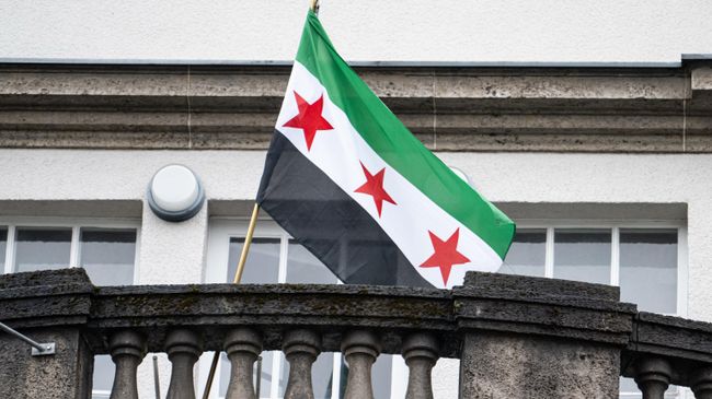 Новый флаг Сирии на здании посольства страны в Берлине, Германия