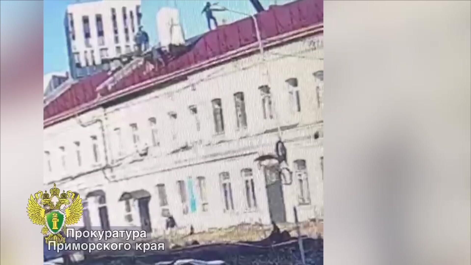 Падение рулона утеплителя с крыши дома на 15-летнюю девочку во Владивостоке Падение рулона утеплителя с крыши дома на 15-летнюю девочку во Владивостоке - РИА Новости, 1920, 10.12.2024