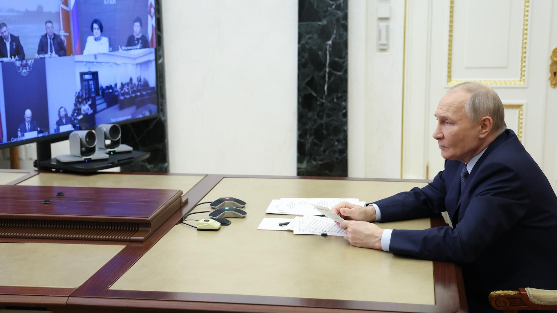 Путин удивился, что из российских школ пропали оценки за поведение Путин удивился, что из российских школ пропали оценки за поведение - РИА Новости, 1920, 10.12.2024