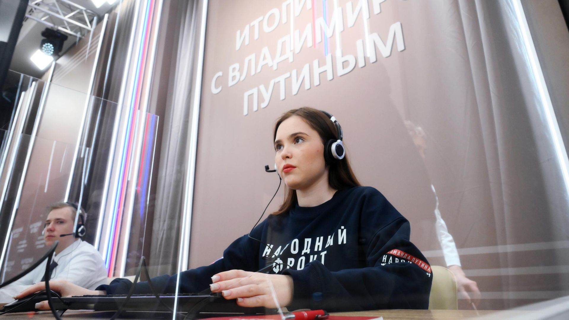 Сотрудница кол-центра принимает вопросы перед началом ежегодной специальной программы Итоги года с Владимиром Путиным - РИА Новости, 1920, 17.12.2024
