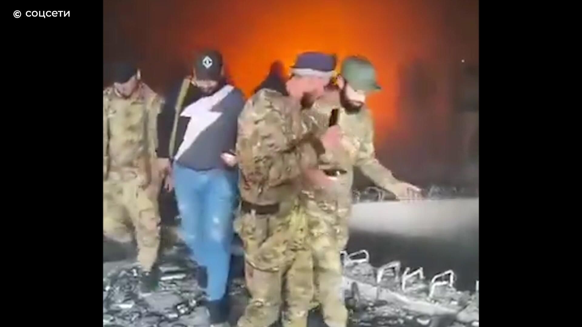 Кадры с места разгрома мавзолея отца Башара Асада Кадры с места разгрома мавзолея отца Башара Асада - РИА Новости, 1920, 11.12.2024