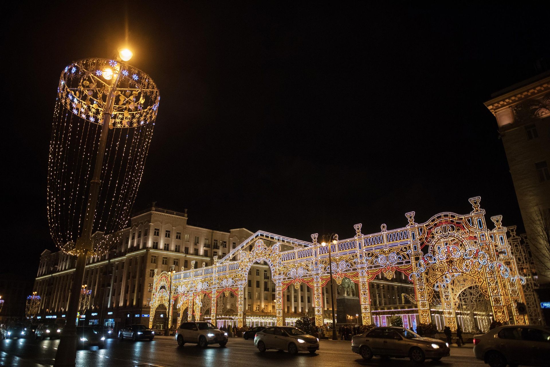 Новогодняя иллюминация на Тверской улице в Москве Новогодняя иллюминация на Тверской улице в Москве - РИА Новости, 1920, 11.12.2024