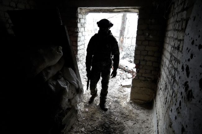 Боец в укрытии