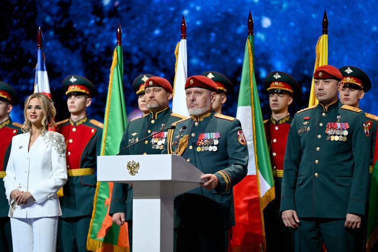 Руководитель проекта Международный кремлевский благотворительный кадетский бал Юлия Кирпичникова, командир 604-го Центра специального назначения Витязь Герой России Александр Белоглазов и заместитель директора Федеральной службы войск национальной гвардии Российской Федерации главнокомандующего войсками национальной гвардии Российской Федерации, генерал-полковник Алексей Воробьев на IX Международном Кремлевском Благотворительном Кадетском Балу в Гостином дворе в Москве