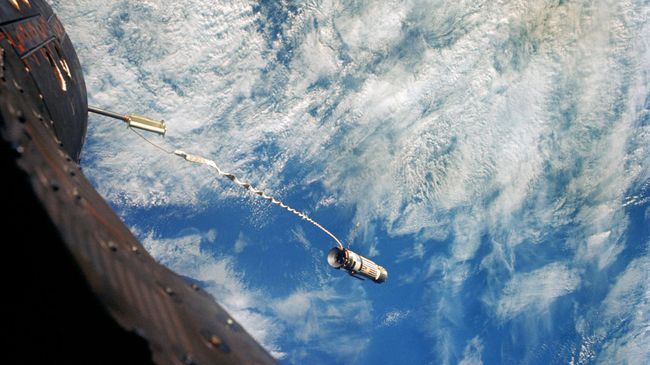 Трос соединяет стыковочный аппарат с космическим аппаратом Трос соединяет стыковочный аппарат с космическим аппаратом