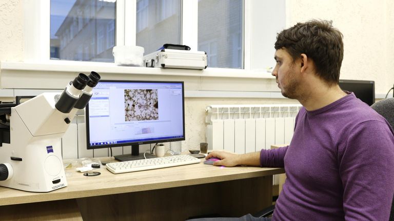 Процесс исследования микроструктуры материалов на оптическом металлографическом микроскопе
