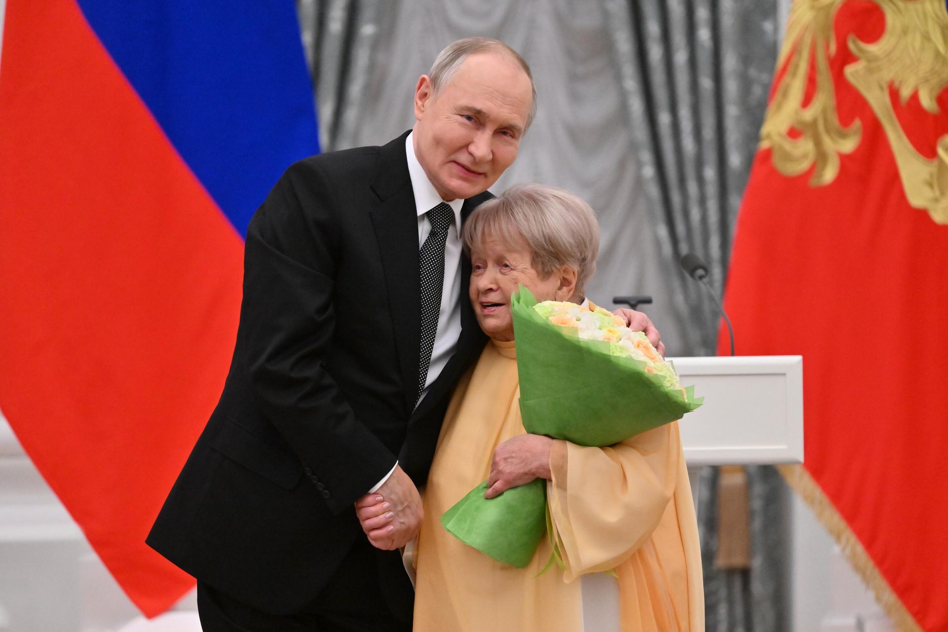 Президент РФ Владимир Путин композитор Александра Пахмутова на церемонии вручения государственных наград выдающимся россиянам Президент РФ Владимир Путин композитор Александра Пахмутова на церемонии вручения государственных наград выдающимся россиянам - РИА Новости, 1920, 21.08.2025