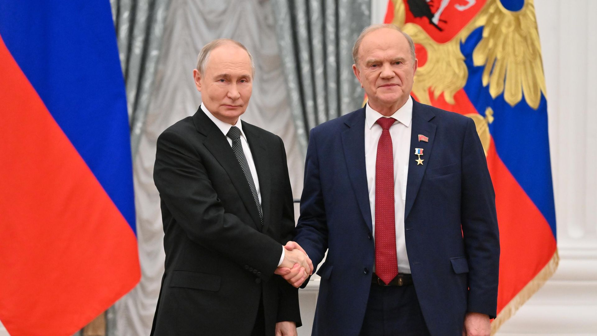 Президент РФ Владимир Путин и руководитель фракции КПРФ в Госдуме РФ Геннадий Зюганов Президент РФ Владимир Путин и руководитель фракции КПРФ в Госдуме РФ Геннадий Зюганов - РИА Новости, 1920, 26.06.2025
