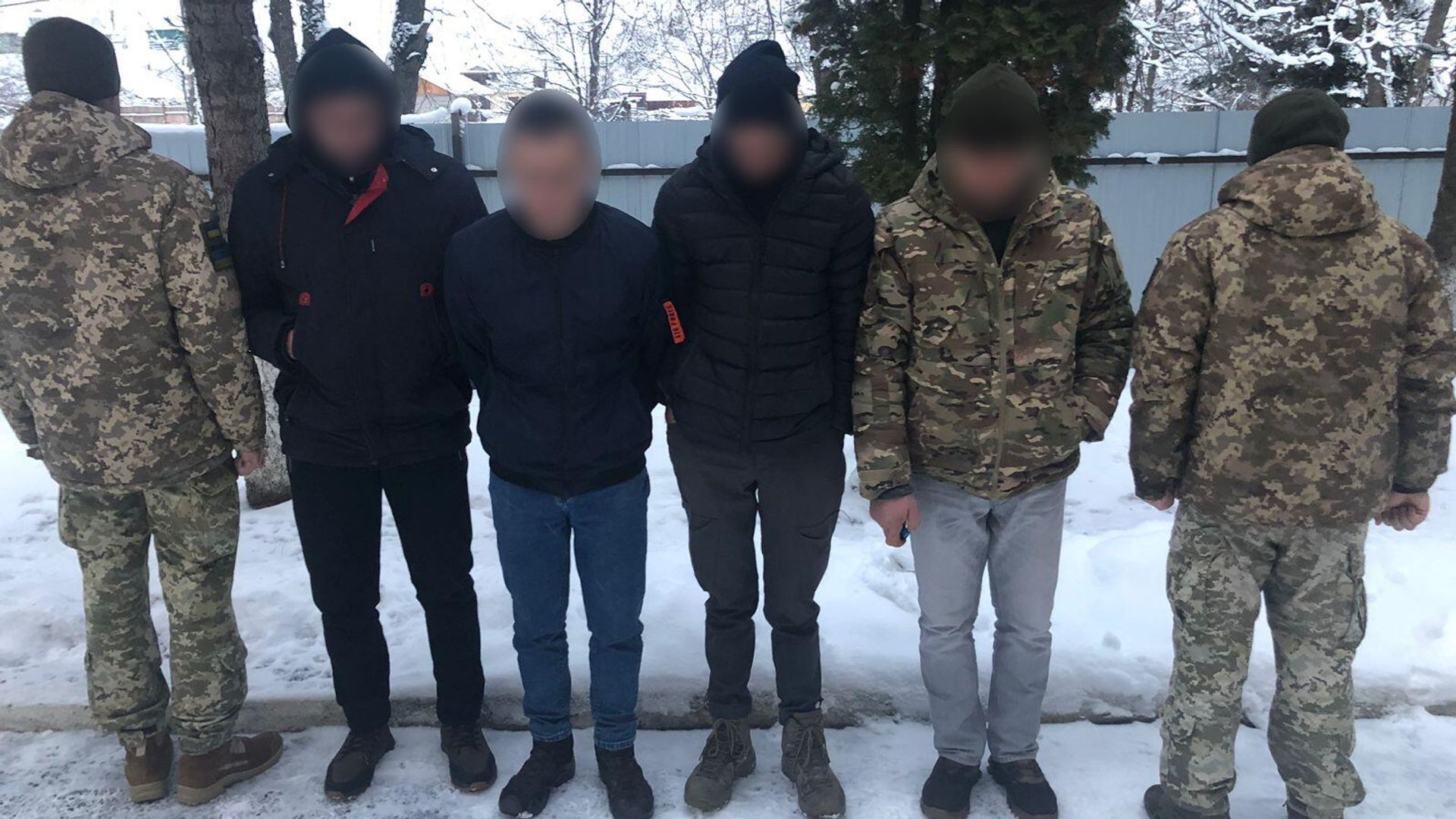 Украинские пограничники задержали четверых мужчин, которые незаконно пытались бежать с Украины в Румынию Украинские пограничники задержали четверых мужчин, которые незаконно пытались бежать с Украины в Румынию - РИА Новости, 1920, 12.12.2024