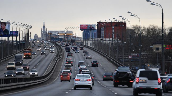 Автомобили едут по улице Мневники в Москве