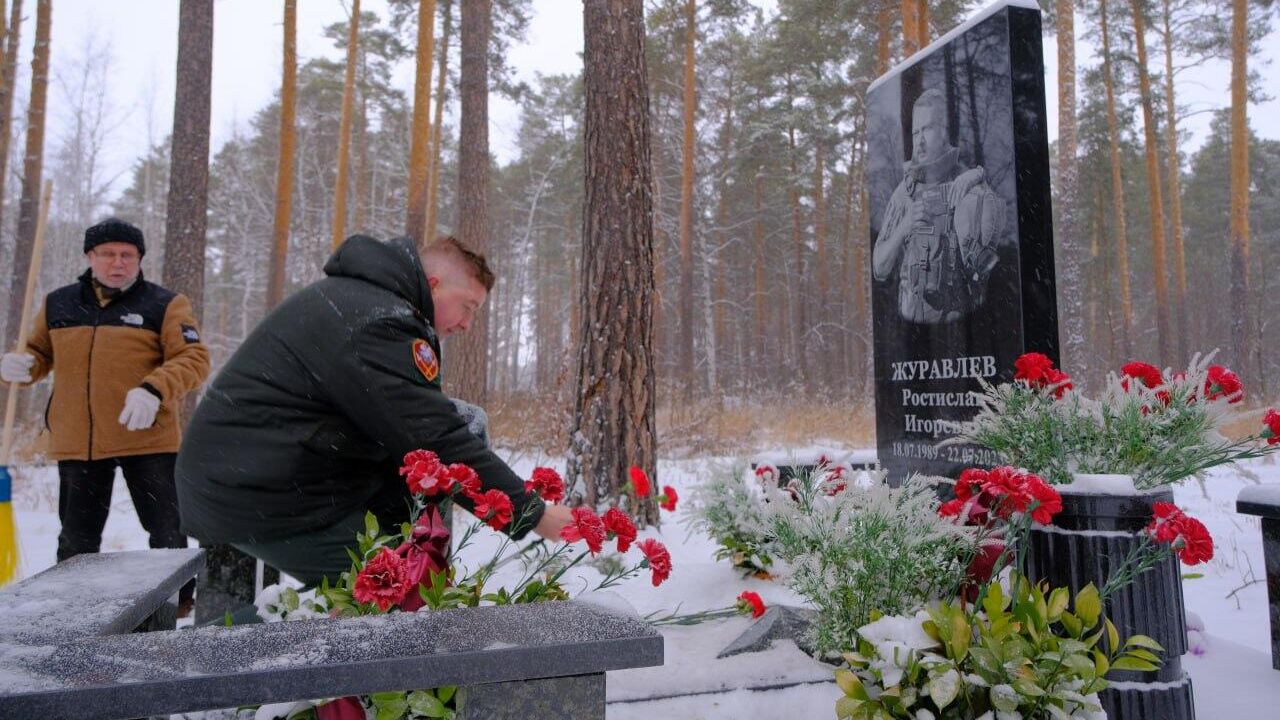 Сотрудники свердловского союза журналистов почтили память военкора РИА Новости Ростислава Журавлева, погибшего летом 2023 в результате обстрела ВСУ Сотрудники свердловского союза журналистов почтили память военкора РИА Новости Ростислава Журавлева, погибшего летом 2023 в результате обстрела ВСУ - РИА Новости, 1920, 13.12.2024