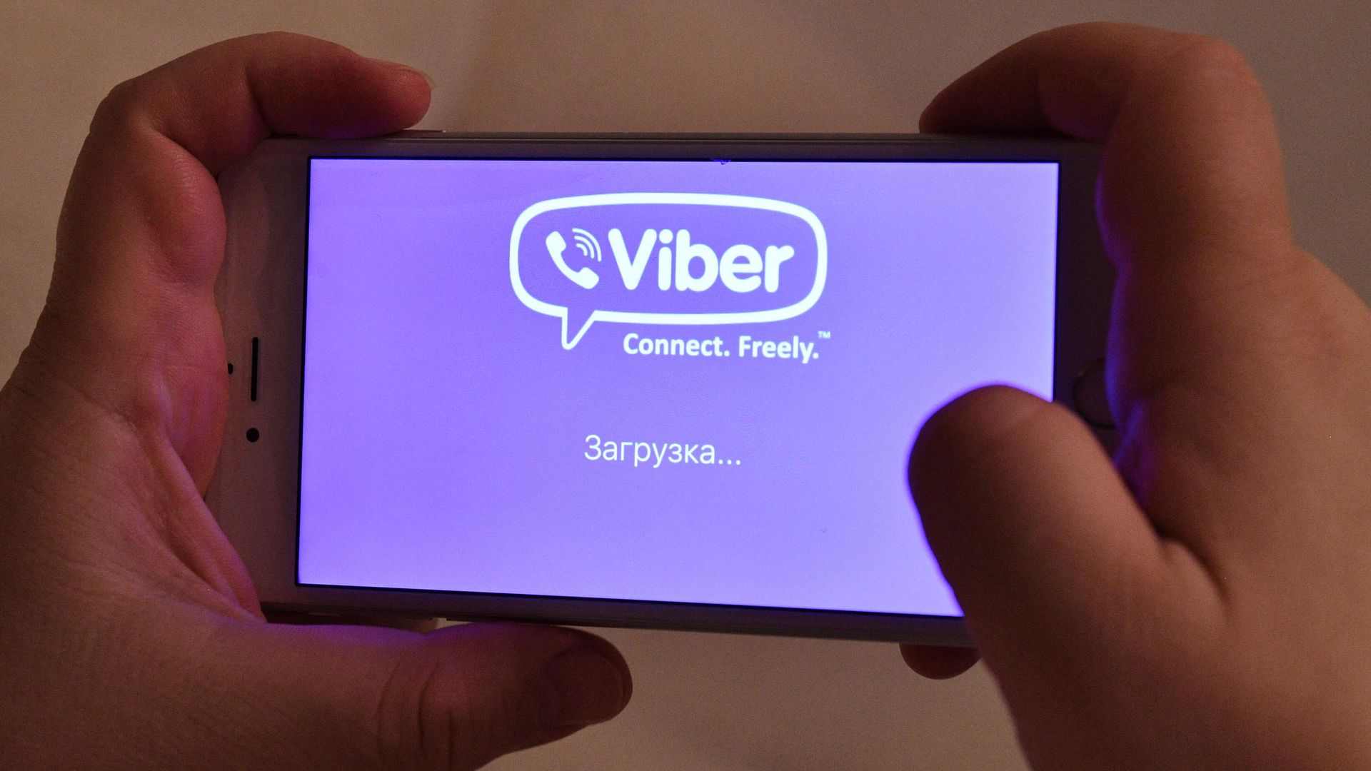 Логотип мессенджера Viber на экране смартфона Логотип мессенджера Viber на экране смартфона - РИА Новости, 1920, 13.12.2024