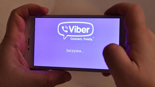 Логотип мессенджера Viber на экране смартфона