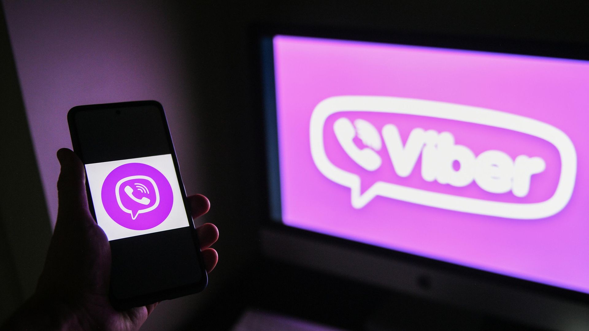 Логотип мессенджера Viber на экране смартфона и компьютера Логотип мессенджера Viber на экране смартфона и компьютера - РИА Новости, 1920, 13.12.2024