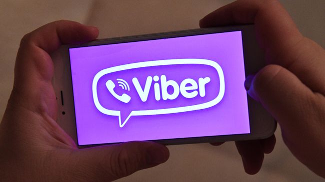 Логотип мессенджера Viber на экране смартфона