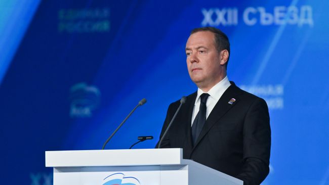 Председатель партии Единая Россия, заместитель председателя Совета безопасности РФ Дмитрий Медведев выступает на XXII съезде партии Единая Россия