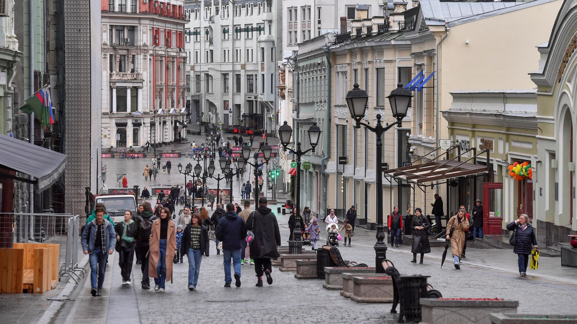 На улице Кузнецкий Мост в Москве На улице Кузнецкий Мост в Москве - РИА Новости, 1920, 30.01.2025
