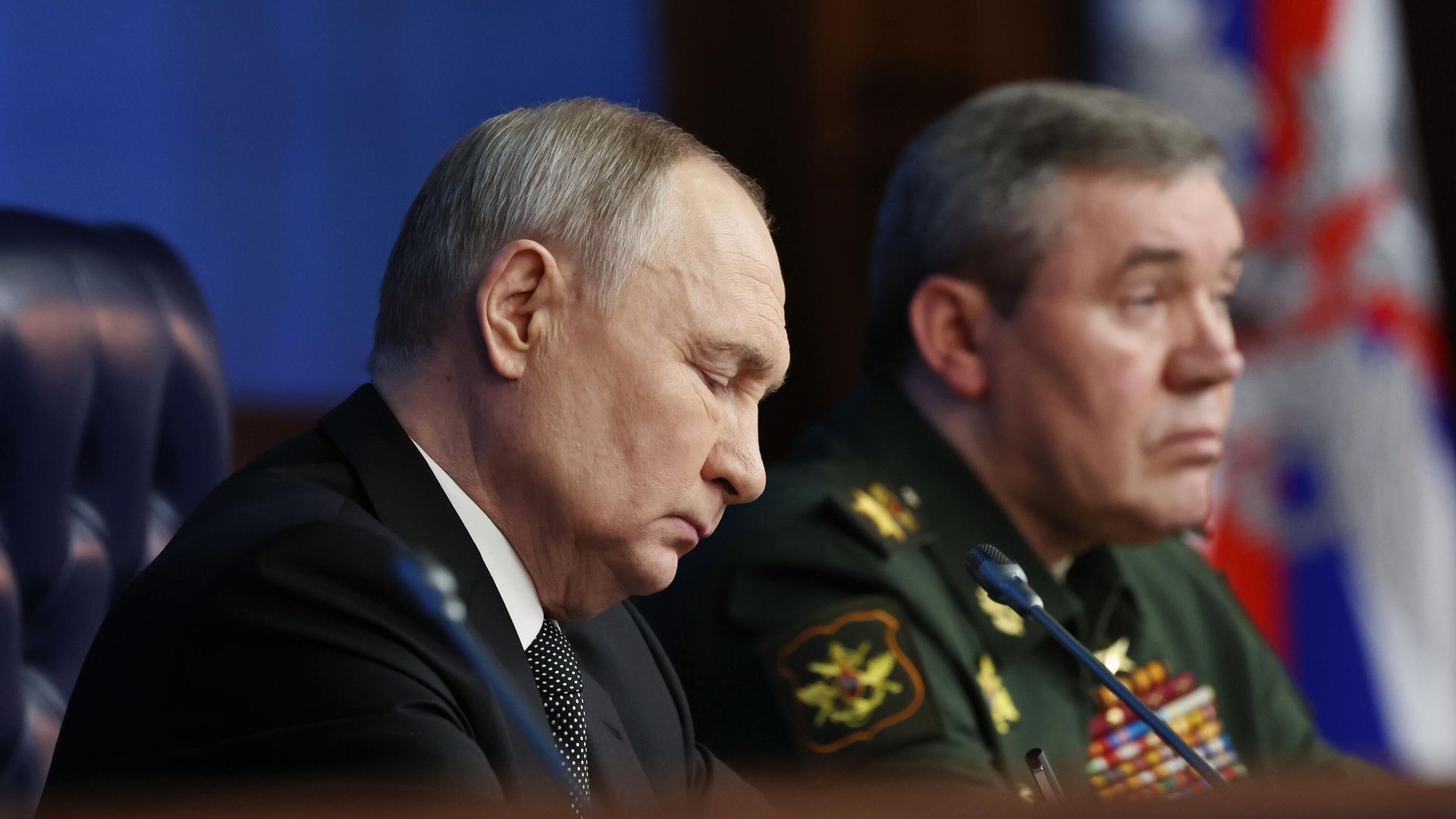Президент России Владимир Путин и начальник Генерального штаба Вооружённых Сил РФ Валерий Герасимов на коллегии Министерства обороны - РИА Новости, 1920, 16.12.2024