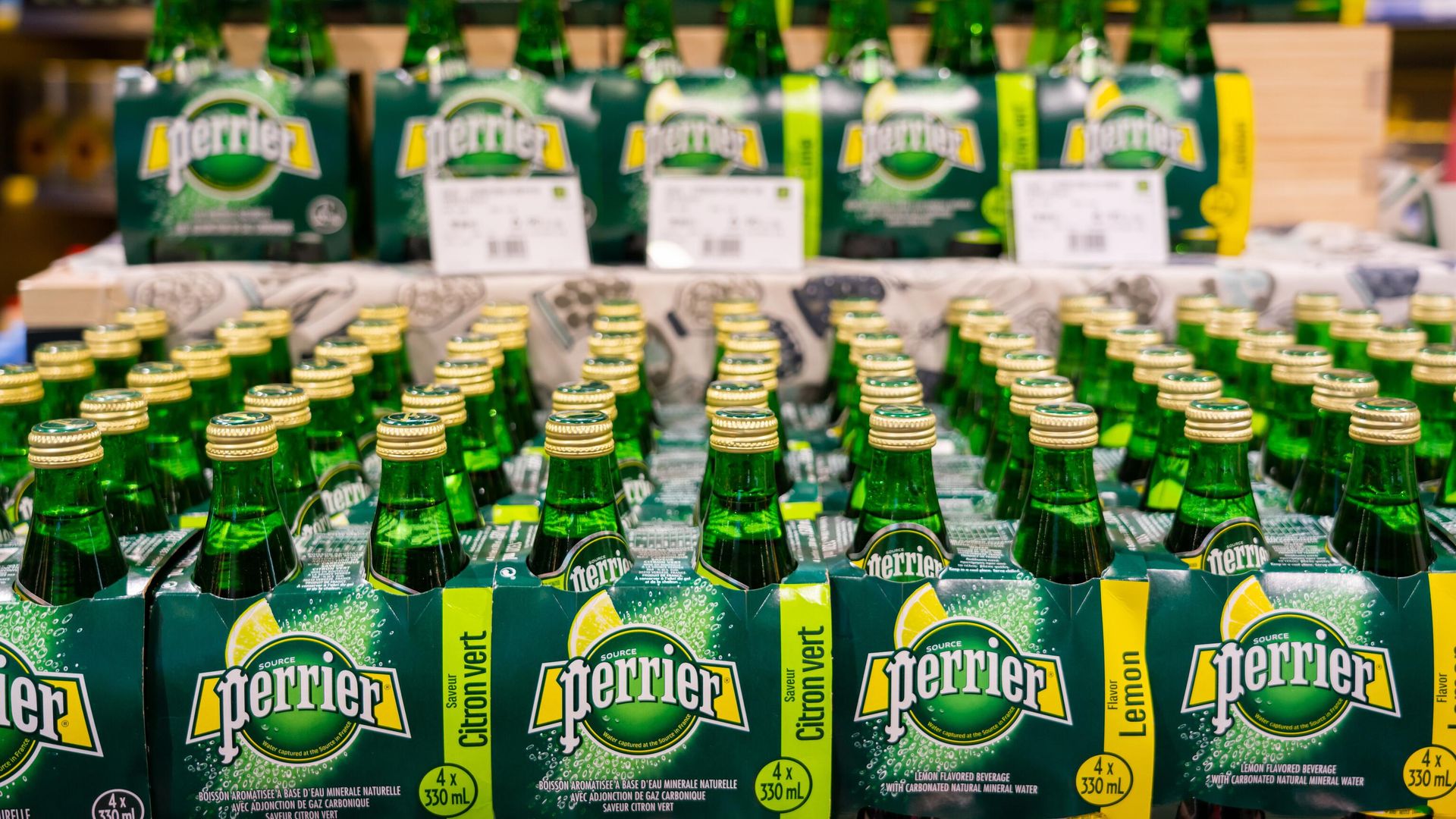 Бутылки с минеральной водой Perrier Бутылки с минеральной водой Perrier - РИА Новости, 1920, 16.12.2024
