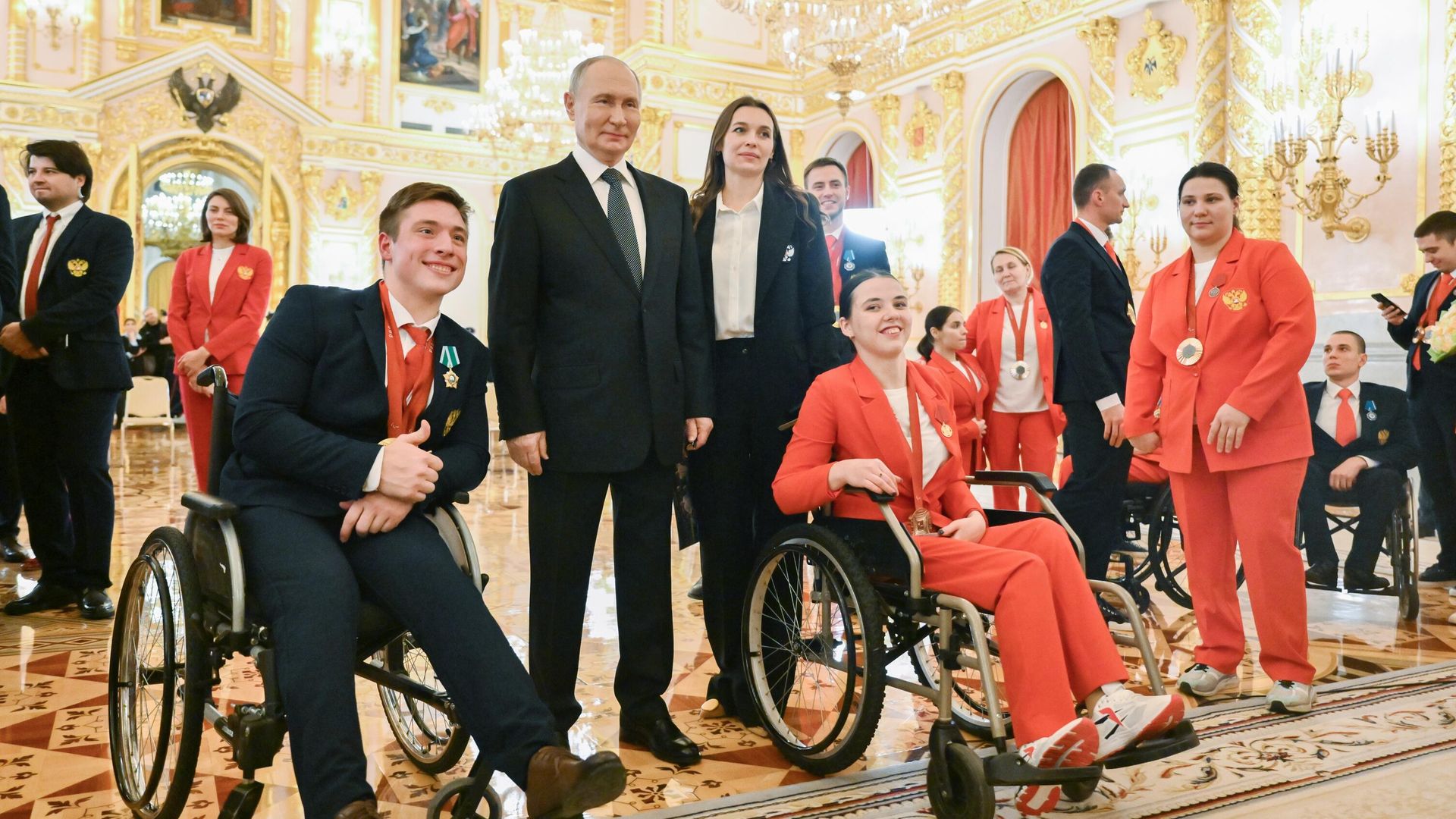 Президент России Владимир Путин и призеры XVII Паралимпийских летних игр в Париже после церемонии вручения государственных наград Президент России Владимир Путин и призеры XVII Паралимпийских летних игр в Париже после церемонии вручения государственных наград - РИА Новости, 1920, 16.12.2024