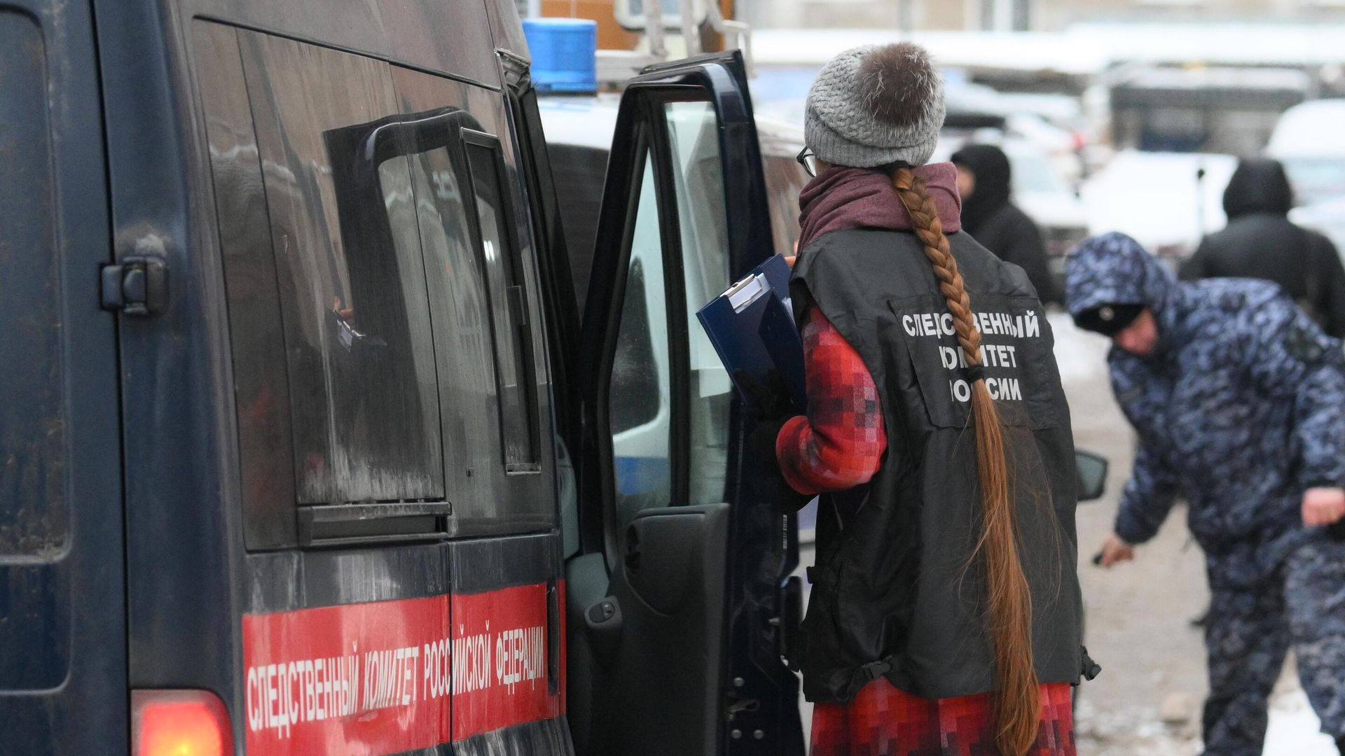 Сотрудники спецслужб на месте взрыва около жилого дома на Рязанском проспекте Сотрудники спецслужб на месте взрыва около жилого дома на Рязанском проспекте - РИА Новости, 1920, 17.12.2024