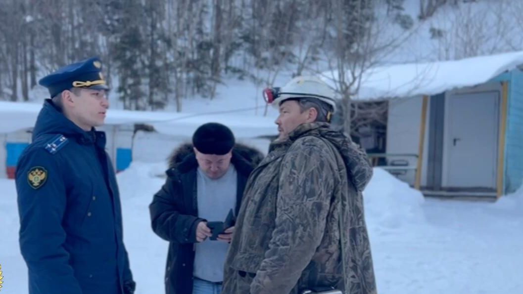Работа сотрудников Прокуратуры Приморского края на месте происшествия, где произошел горный удар с обвалом пород на руднике 2-й Советский в приморском Дальнегорске Работа сотрудников Прокуратуры Приморского края на месте происшествия, где произошел горный удар с обвалом пород на руднике 2-й Советский в приморском Дальнегорске - РИА Новости, 1920, 11.06.2025