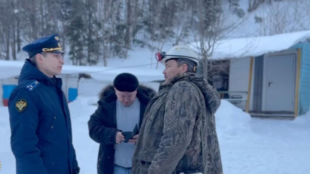 Работа сотрудников Прокуратуры Приморского края на месте происшествия, где произошел горный удар с обвалом пород на руднике 2-й Советский в приморском Дальнегорске Работа сотрудников Прокуратуры Приморского края на месте происшествия, где произошел горный удар с обвалом пород на руднике 2-й Советский в приморском Дальнегорске - РИА Новости, 1920, 17.12.2024