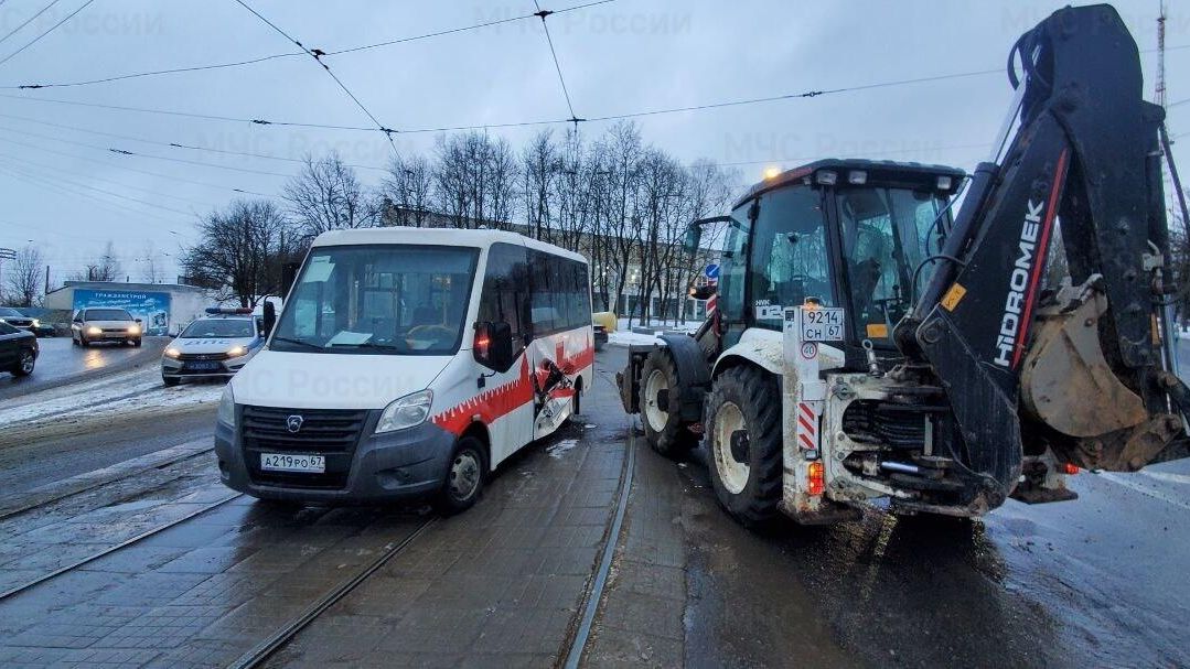 Место ДТП с участием маршрутки и трактора в Смоленске. 17 декабря 2024 Место ДТП с участием маршрутки и трактора в Смоленске. 17 декабря 2024 - РИА Новости, 1920, 17.12.2024