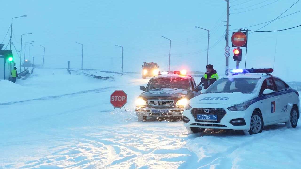 Госавтоинспекция призвала водителей учитывать зимние условия в поездках Госавтоинспекция призвала водителей учитывать зимние условия в поездках - РИА Новости, 1920, 28.12.2024
