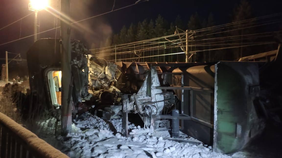 На месте столкновения грузового состава с пассажирским поездом в Мурманской области На месте столкновения грузового состава с пассажирским поездом в Мурманской области - РИА Новости, 1920, 18.12.2024