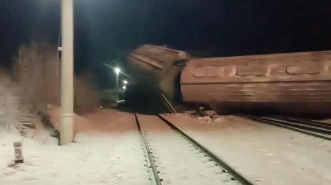На месте столкновения грузового состава с пассажирским поездом в Мурманской области. Кадр видео