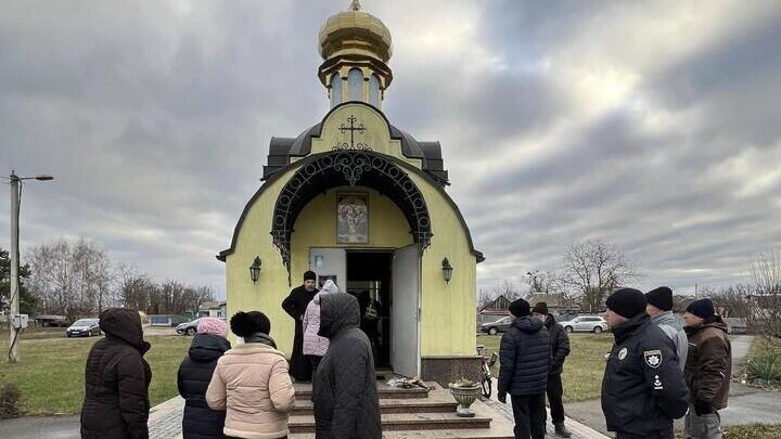 Представители ПЦУ срезали замки на Свято-Троицком храме УПЦ в селе Пасечная Киевской области Представители ПЦУ срезали замки на Свято-Троицком храме УПЦ в селе Пасечная Киевской области - РИА Новости, 1920, 18.12.2024
