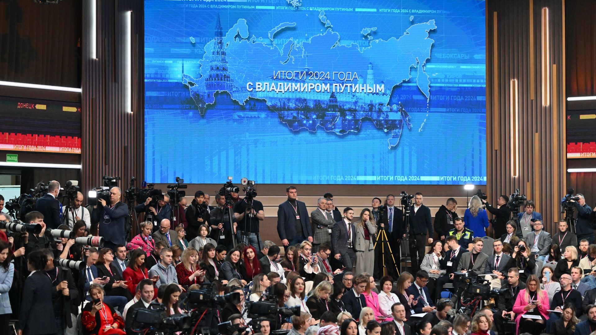 Журналисты перед началом специальной программы Итоги года с Владимиром Путиным в Гостином дворе Журналисты перед началом специальной программы Итоги года с Владимиром Путиным в Гостином дворе - РИА Новости, 1920, 19.12.2024